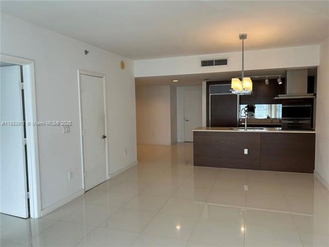 Building Photo - 495 Brickell Ave