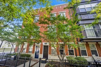 Building Photo - 2503 S Calumet Ave