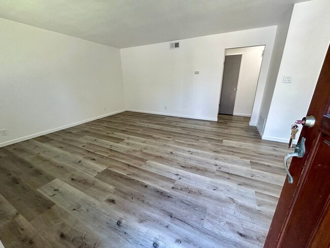 Foto del edificio - Updated Laguna Vista Condo!