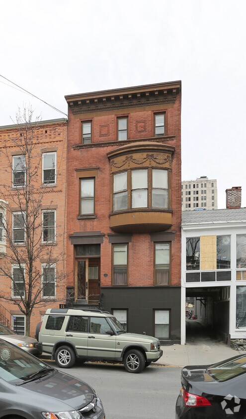 Building Photo - 26 Dove St