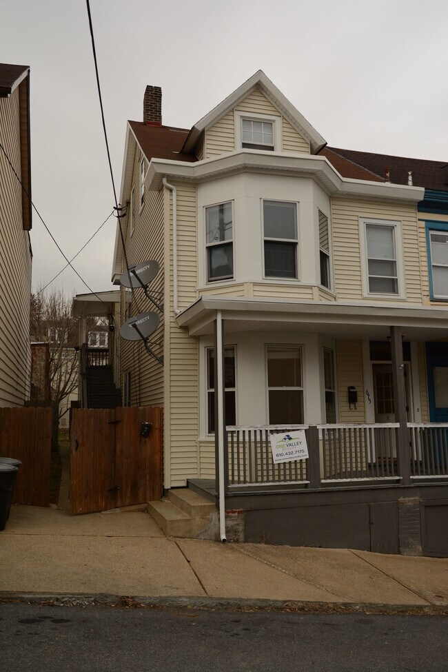 Aparcamiento en la calle con porche privado. - 675 Spring Garden St