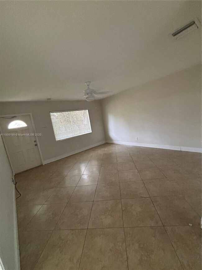 Foto del edificio - 1061 NE 34th St