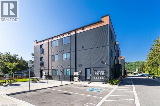 Building Photo - 261 King St E