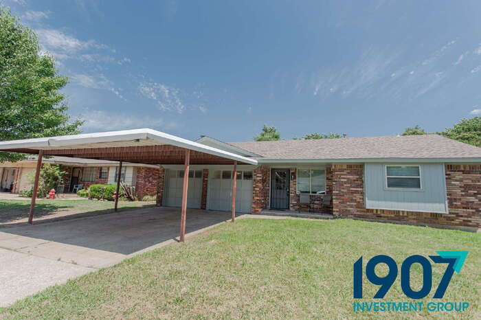 Foto principal - Charming 3-Bedroom Home in Moore with Spac...
