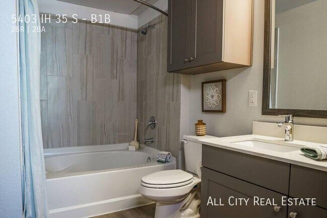 Foto del edificio - 5403 I 35 Frontage Rd