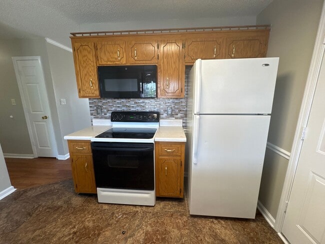 Building Photo - ? $500 Move-In Incentive for Approved Applications with a May Move-In! ?