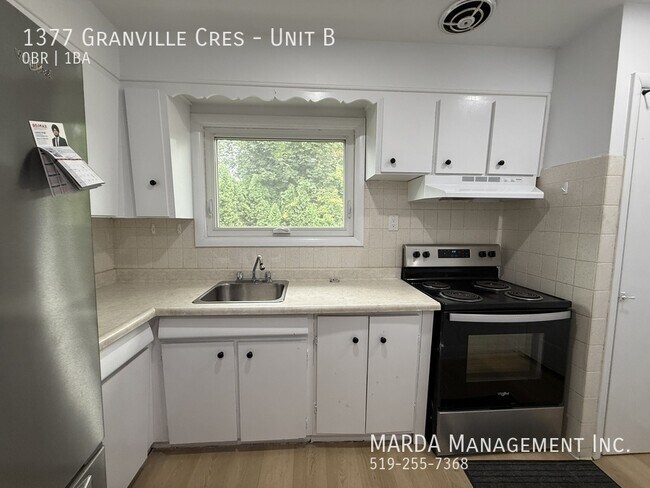 Photo du bâtiment - COZY 2 LEVEL BACHELOR UNIT WEST WINDSOR + 40% OF UTILITIES