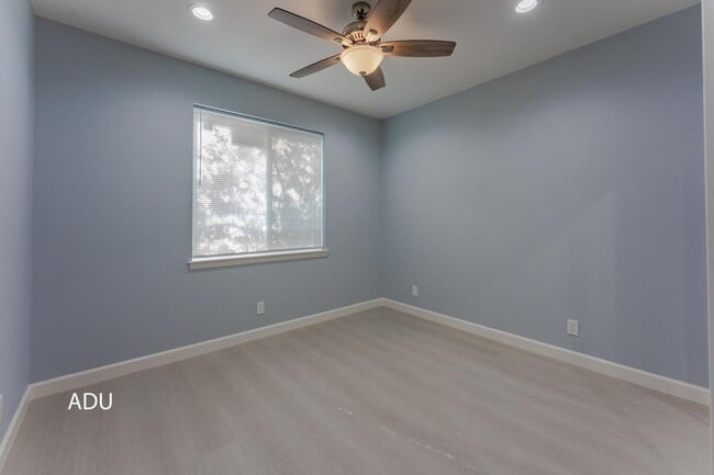 Building Photo - 462 Madison Dr