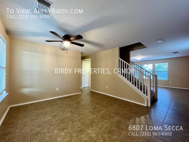 Foto del edificio - *3-bed, 2 1/2-bath Home in Northeast San A...