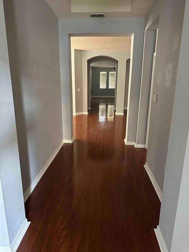 Building Photo - Elegant 4-bedroom 3-bathroom Home in Windermere