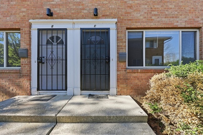 Foto del edificio - 1759 Lonsdale Rd