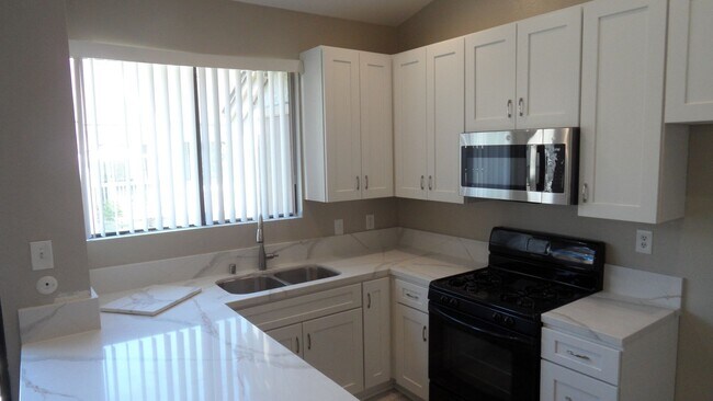 Foto del edificio - 10520 Lakeside Dr N