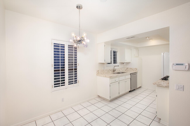 Building Photo - 451 E Vía Carisma