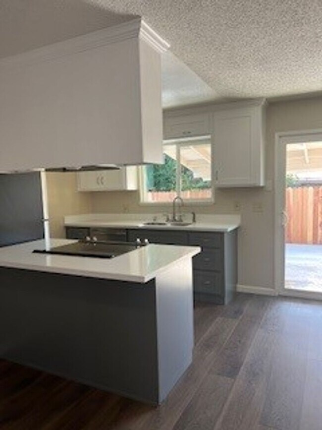 Building Photo - Beamer Duplex