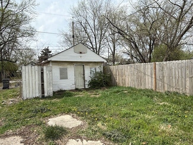 Building Photo - 1550 N Rural St