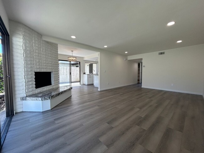 Building Photo - Spacious Newly Remodeled Townhome in Bonsa...