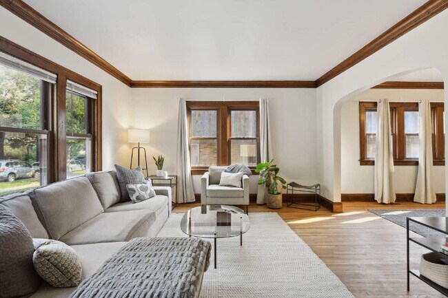 Foto del edificio - Charming 3-Bed Duplex in Vibrant Minneapolis Neighborhood
