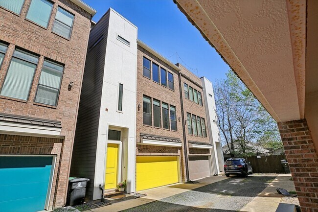 Building Photo - 209 Burr St