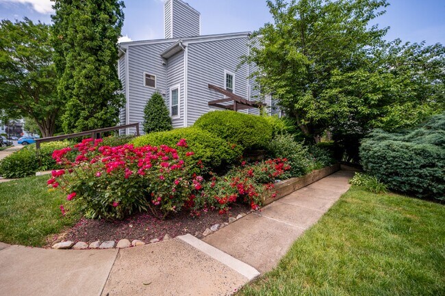 Foto del edificio - Updated two-bedroom, two-bathroom condo in...