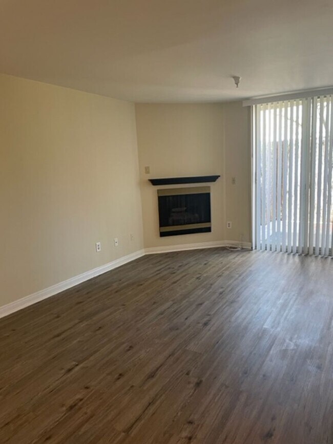 Foto del edificio - 5143 Bakman Ave