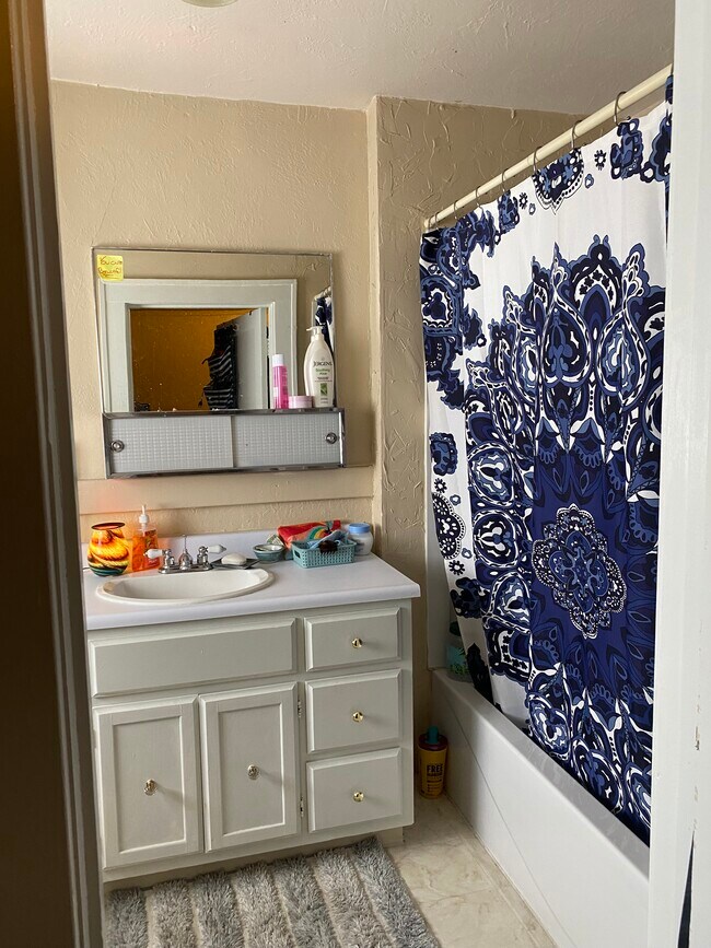 Bathroom - 339 W Yellowstone Hwy