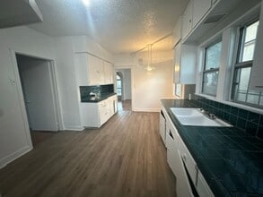 Building Photo - 1150 W 65th St