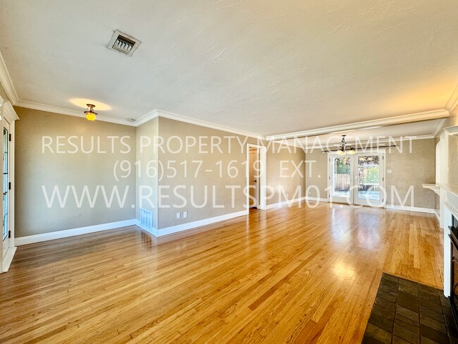 Building Photo - Pet Friendly 2-Bedroom Gem in Hollywood Pa...