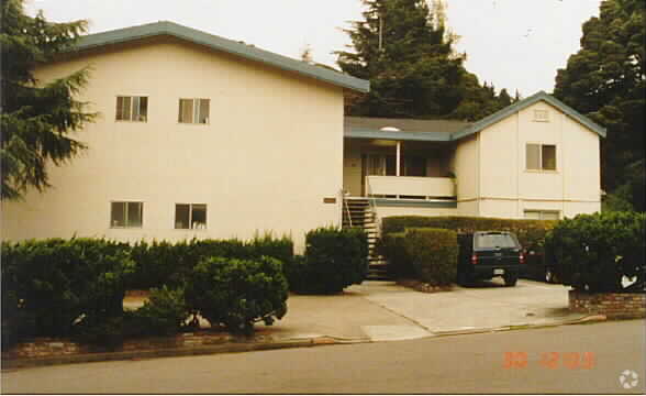 Primary Photo - Strawberry Knoll Apartments