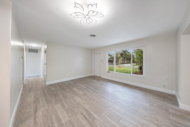 Building Photo - 2611 NE 16th St