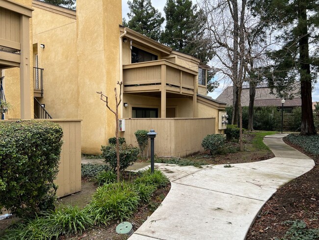 Building Photo - 2 bedroom condo in Gated Community walking...