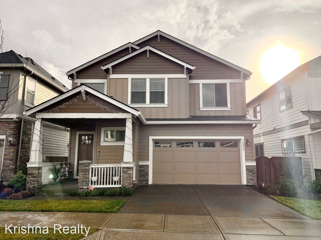 3 br, 2.5 bath House 16894 SW Larkspring Ln House Rental in