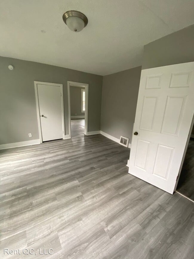 Building Photo - 5 br, 1.5 bath House - 207 E Locust Street