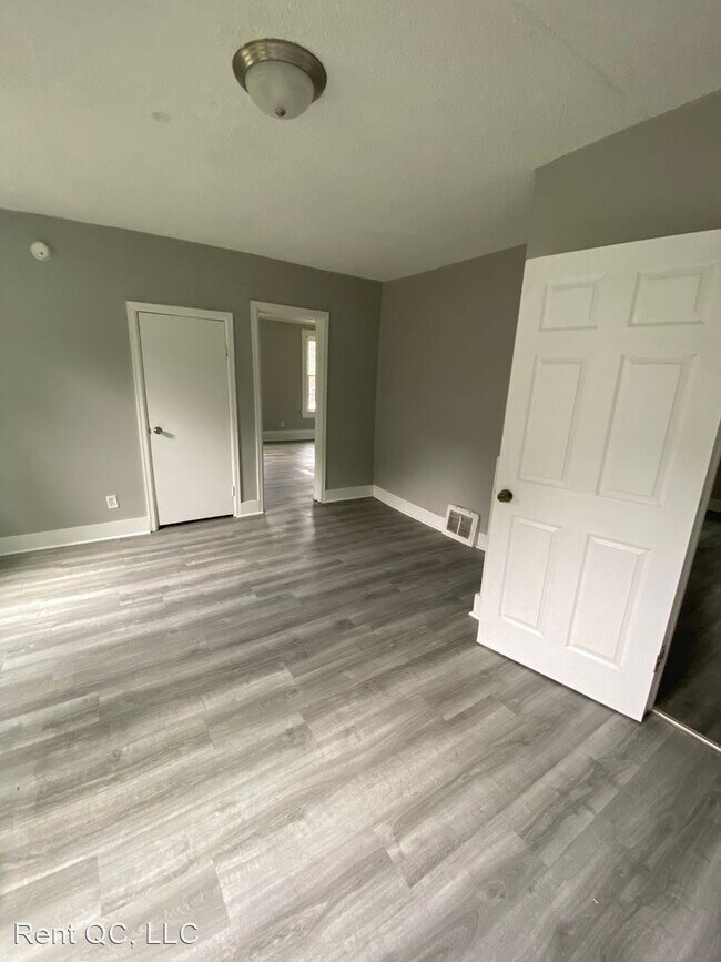 Foto del edificio - 5 br, 1.5 bath House - 207 E Locust Street