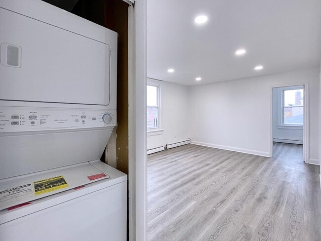 Building Photo - 389 Monmouth St