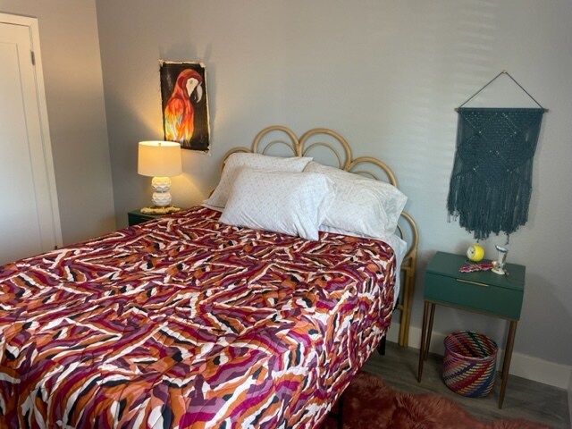 Master bedroom with queen bed - 1242 W Manhatton Dr