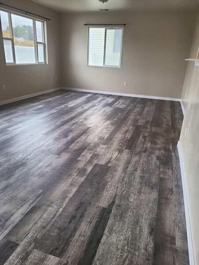 Building Photo - Available Now! Call Rently at 888.883.1193...