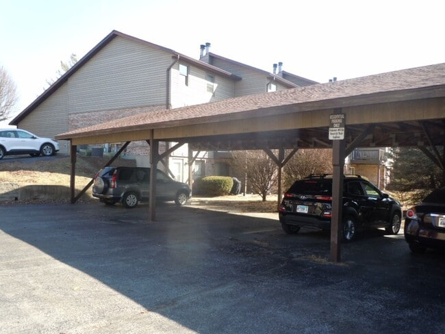 Building Photo - One Bedroom Condo with Fireplace and Stack...