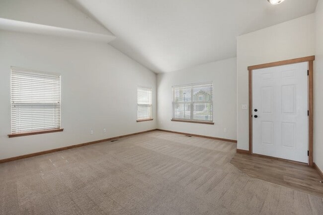Building Photo - 3 bed 2 bath Crown Pointe Neighborhood wit...