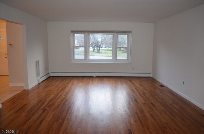 Building Photo - 16 Colonial Ct