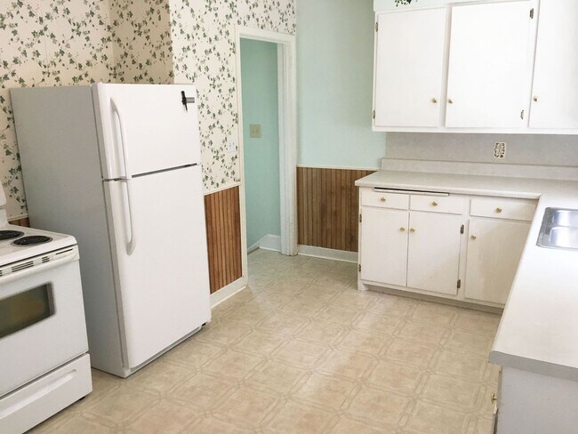 Building Photo - 3 Bedroom, 2 Bath Single Family Home with ...