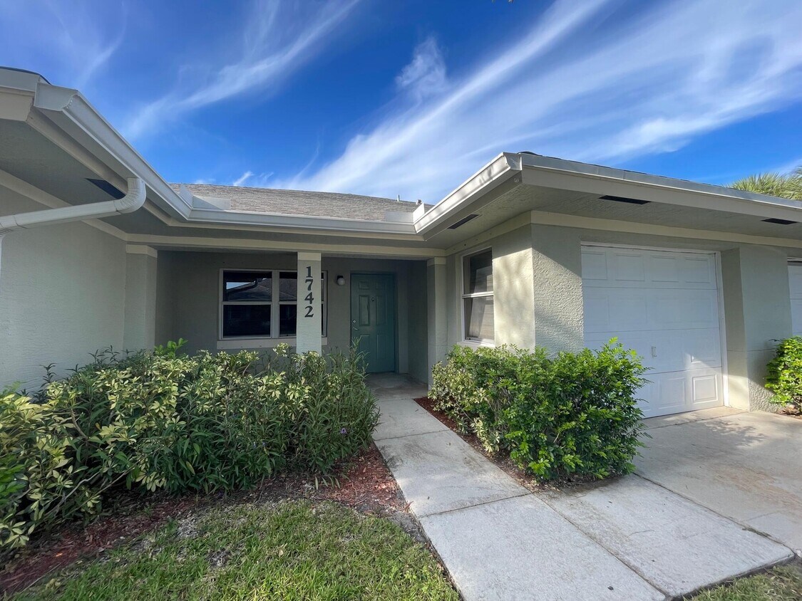 Primary Photo - 1742 N Dovetail Dr