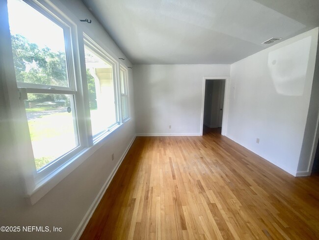 Foto del edificio - 1349 Menna St