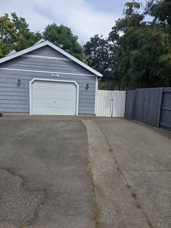 Foto del edificio - 3 bed 2 bath Home for Rent in Grants Pass