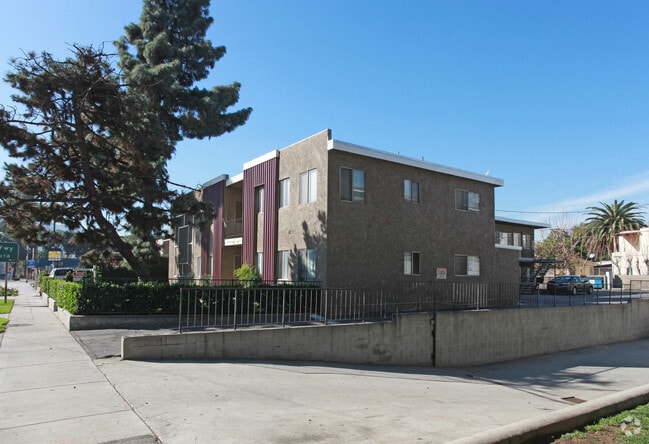 Building Photo - 317 Western Ave