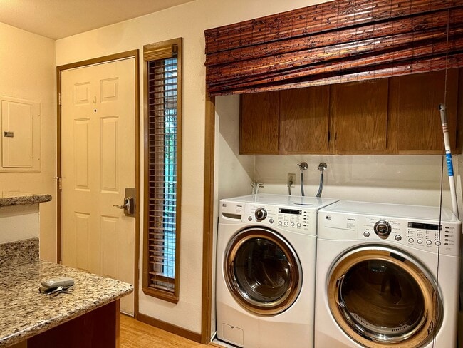 Building Photo - 2 bed/2 bath on Greenlake. Pet Friendly! S...
