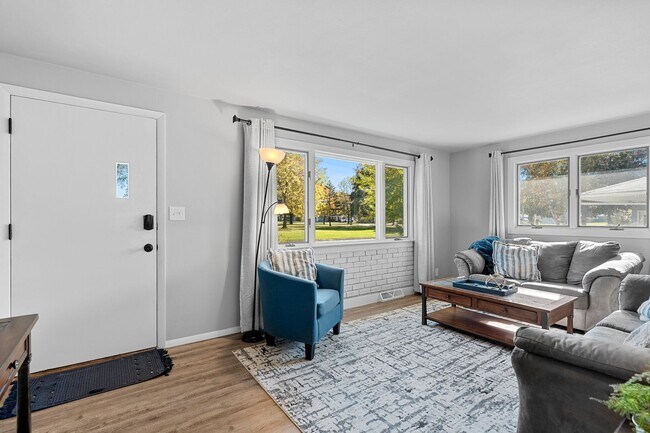 Foto del edificio - 3 BR 1.5 BA ranch house w/ large garage