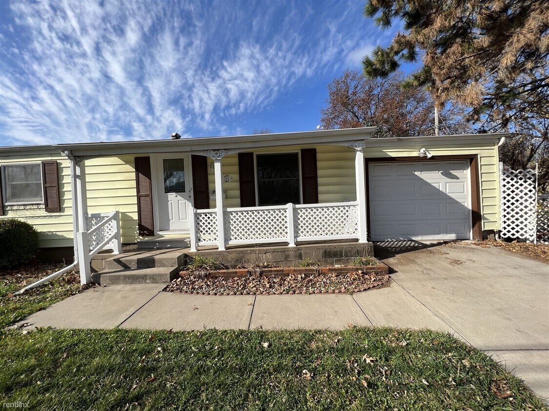 Primary Photo - 3 br, 1.5 bath House - 313 West Burlington...