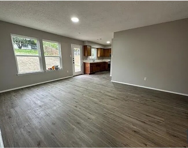Foto del edificio - Renovated 4 bedroom 2 bathroom single fami...