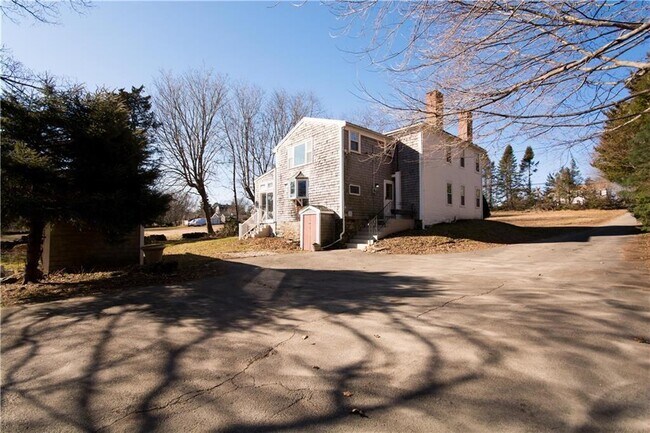 Building Photo - 253 E Main Rd
