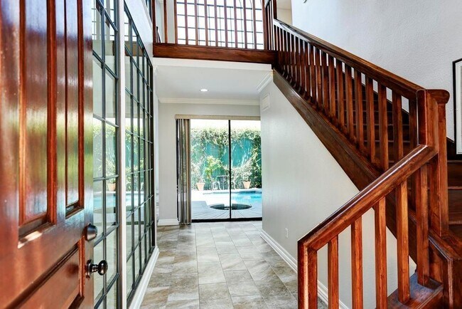 Entry - 1605 Potomac Dr